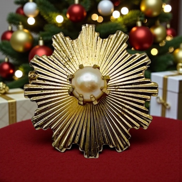 Darling Dainty Signed Coro Gold Tone Sunburst Brooch With Pearl - Picture 5 of 11